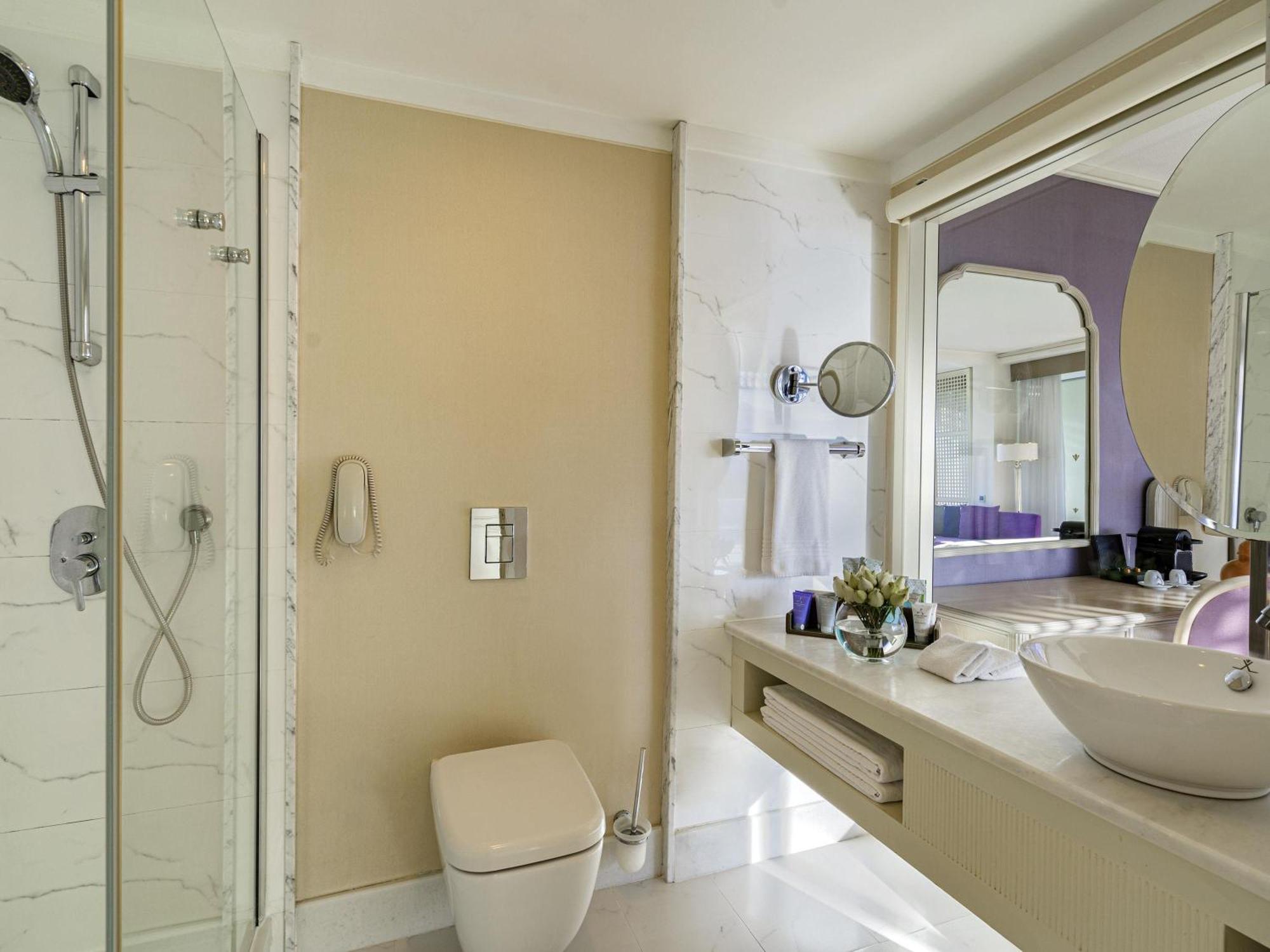 Camera Doppia Comfort con 2 Divani Letto e Vista Città